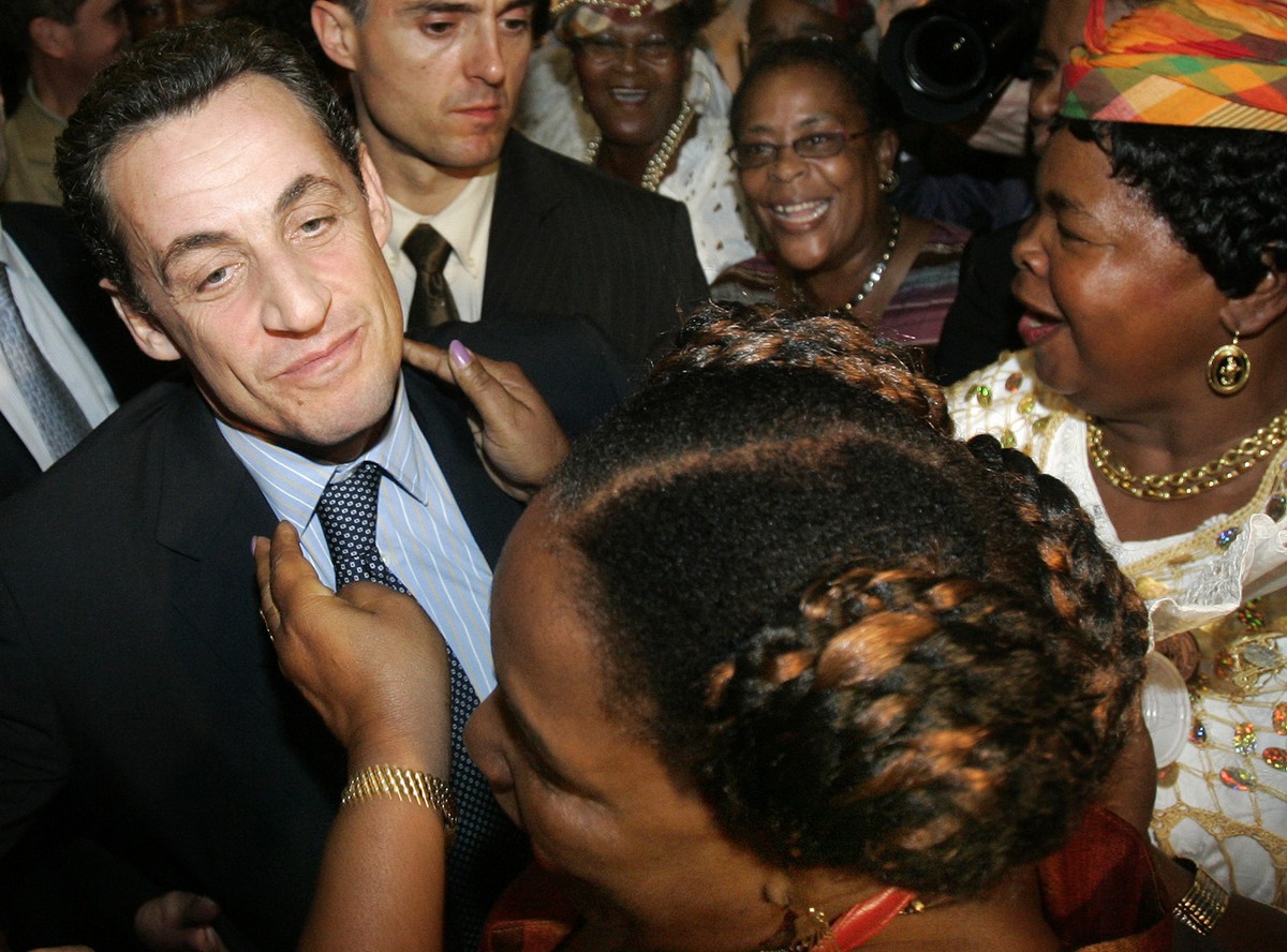 Sarkozy przeprasza za kolonializm