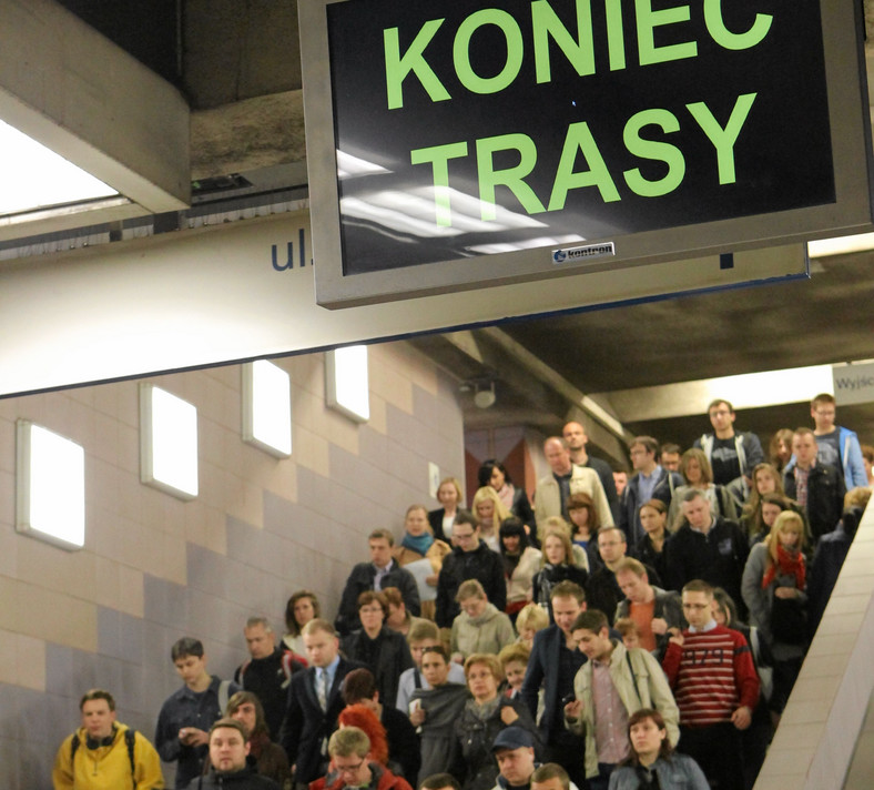13.05.2013 Warszawa . Tłum pasażerów na stacji metra Politechnika. .
