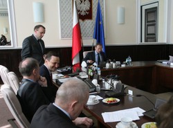 Ministrowie z PO także monitorują media