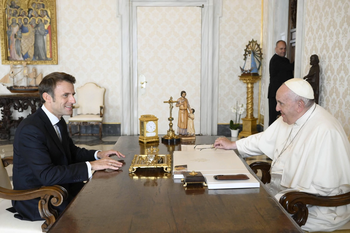 La gauche française est indignée.  Macron participera à la messe avec le pape François