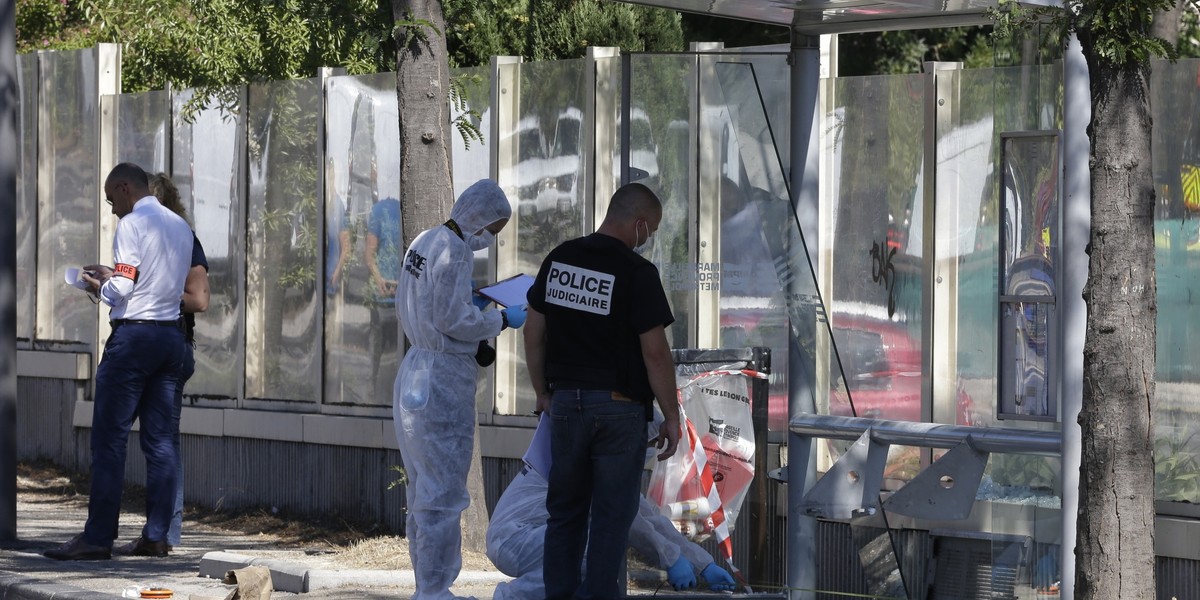 Furgonetka wjechała w dwie wiaty w różnych częściach miasta. Zginęła kobieta w wieku około 40 lat, czekająca na autobus na jednym z przystanków