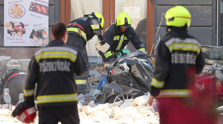 Június 27-én a budapesti Jókai utcában omlott le a ház teteje /Fotó: Fuszek Gábor