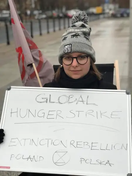 Zofia Wieczorek, 19, studentka, Wrocław. ,,Dzisiaj strajkujący wychodzą ze swojej strefy komfortu, aby oczy świata zwróciły się w kierunku cierpiących ludzi z powodu głodu i kryzysu klimatycznego, najwyższa pora uświadomić sobie, że jeżeli nic nie zrobimy tak będzie wyglądać nasza rzeczywistość&quot;