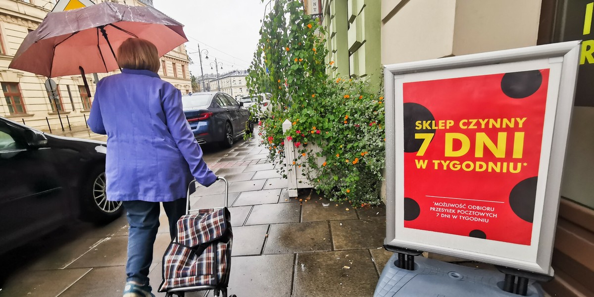 Część sklepów sieci Biedronka jest otwartych w niedziele z zakazem handlu dzięki umowie z Pocztą Polską. Przedstawiciele związków zawodowych twierdzą, że w każdym sklepie sieci brakuje pracowników. Właściciel Biedronki się z tym nie zgadza. 