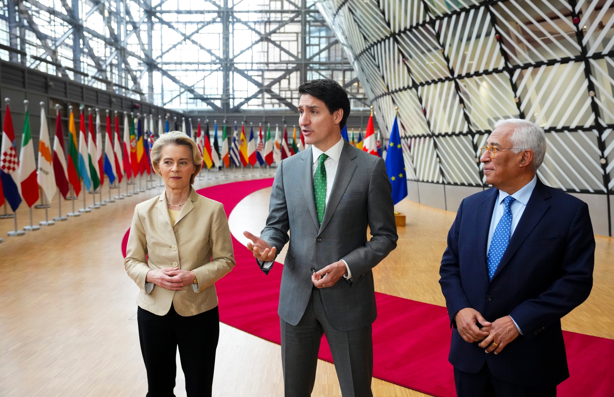 Kanadský premiér Justin Trudeau, predseda Európskej rady António Costa a šéfka Európskej komisie Ursula von der Leyenová.