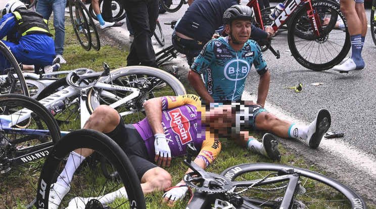 Hatalmas tömegbukással indult az idei Tour de France / Fotó: MTI/EPA/AFP-pool