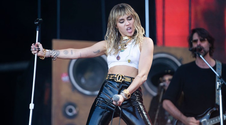 Miley Cyrus az abortusz mellett kampányol, méghozzá pucéran