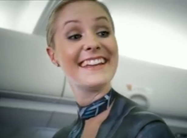 Nagie stewardessy w szokującej reklamie