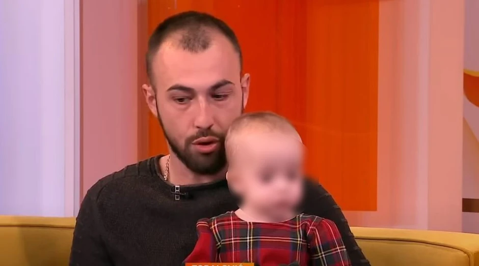 Mala Anika Topalović u naručju svog oca