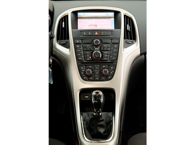 Do redakcji trafiła biała rakieta Opla z turbodoładowanym benzynowym silnikiem 1.4. Oto jak wygląda 140 KM z Gliwic w akcji...