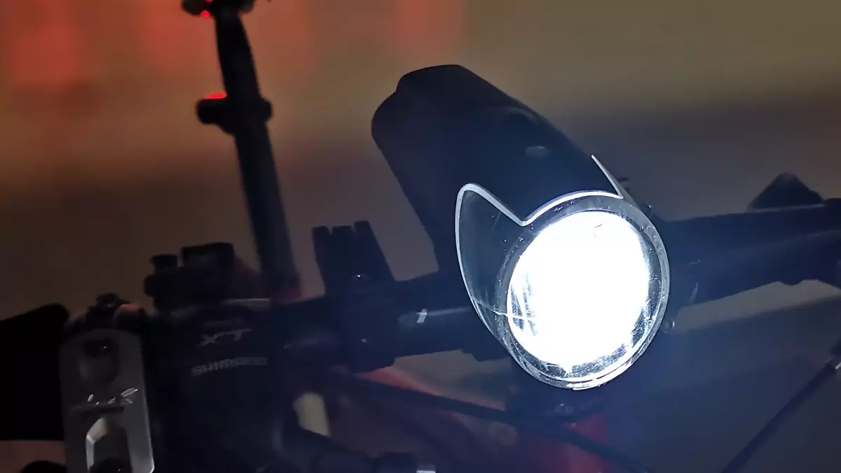 Oświetlenie rowerowe to już nie tylko światła pozycyjne – jedna lampka daje tyle światła, że pozwala na szybką jazdę w nocy przez las  