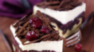 Ciasto w czekoladzie z kremem waniliowym i cranberries