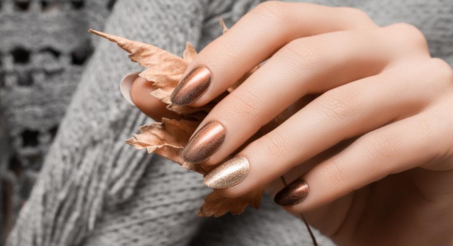 Modne paznokcie na jesień 2021. 10 pomysłów na jesienny manicure