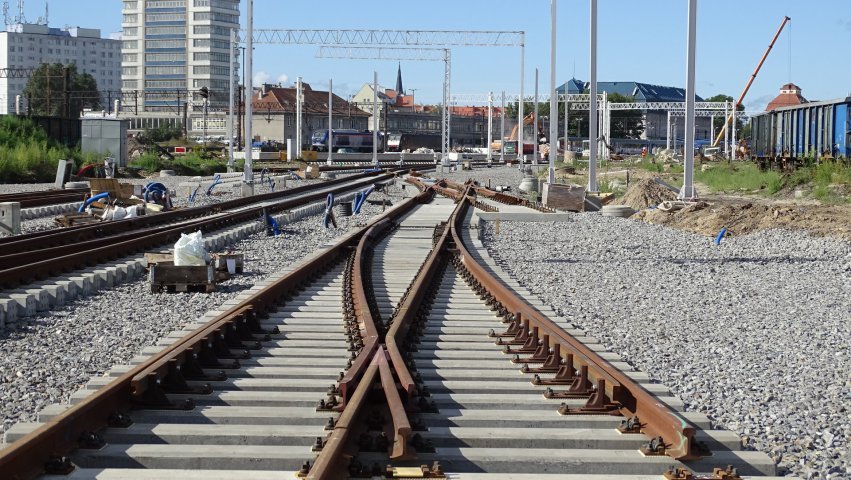 Olsztyn Główny – obok przejeżdżających pociągów powstaje nowa stacja [NOWE ZDJĘCIA]