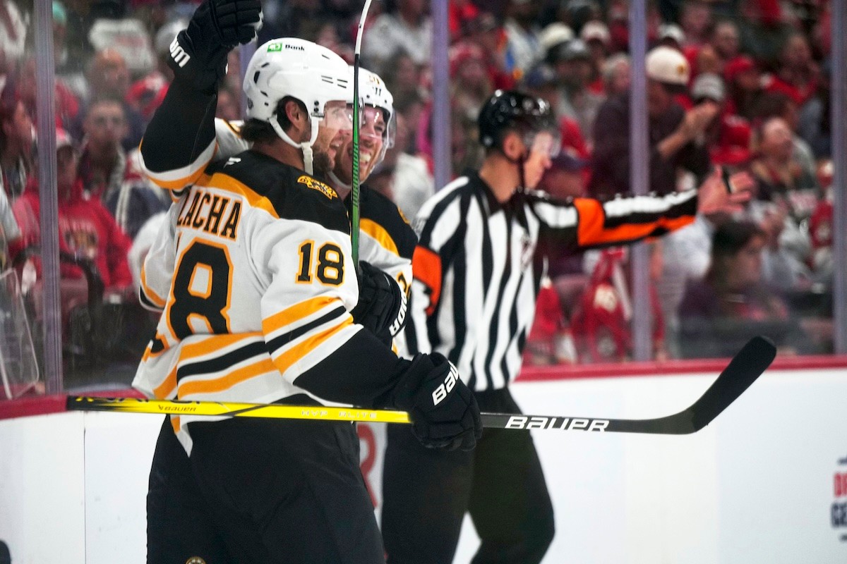 Center Pavel Zacha (18) z Bostonu Bruins sa raduje z gólu.
