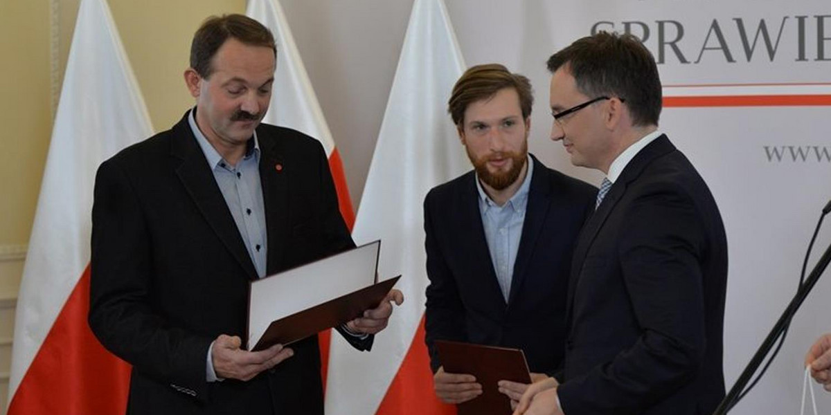 Minister Zbigniew Ziobro gratuluje bohaterom dzielnej postawy