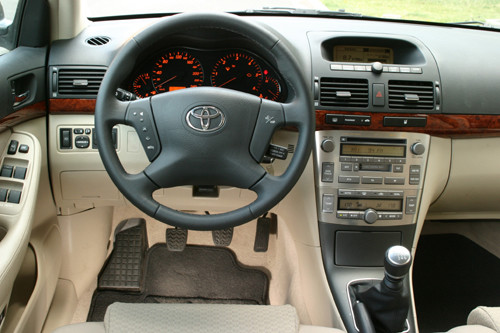 Toyota Avensis II: auto o dwóch obliczach