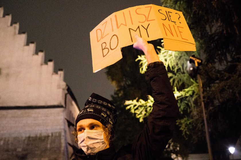 Protest przed kurią i mieszkaniem kard. Stanisława Dziwisza