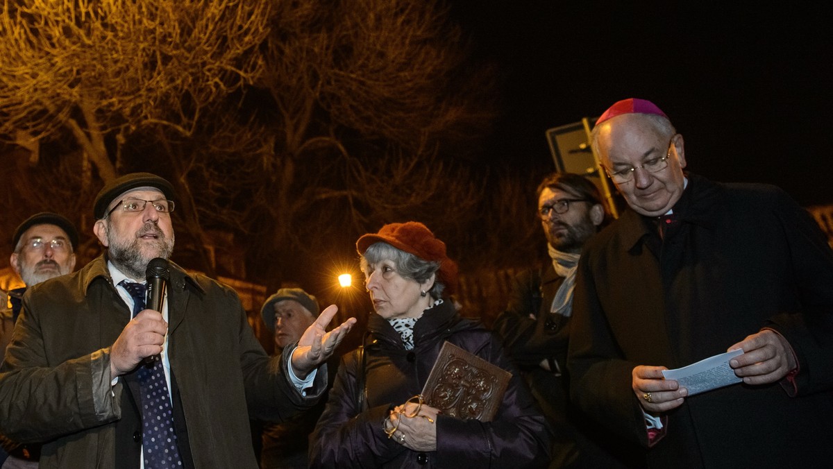 Za lubelskich Żydów pomordowanych w czasie wojny modlili się wspólnie biskupi i rabini w Lublinie. Nabożeństwo towarzyszyło konferencji z okazji 50. rocznicy uchwalenia deklaracji "Nostra aetate" - przełomowej dla dialogu katolicko-żydowskiego.