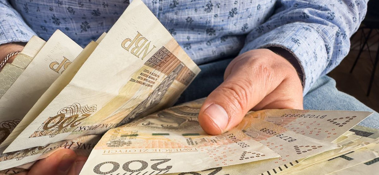 NSA: Rodzina nie zrzuca się na niepełnosprawnego ojca. Należy się świadczenie pielęgnacyjne 2988 zł