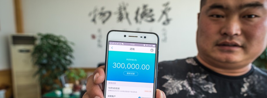 Chińczyk pokazuje aplikację Alipay