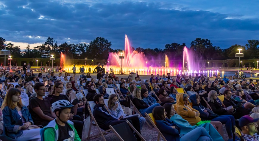 Szum Fontanny, zielona Pergola, a nad głową gwiazdy. Trudno o lepszą scenerię do kina plenerowego we Wrocławiu. 