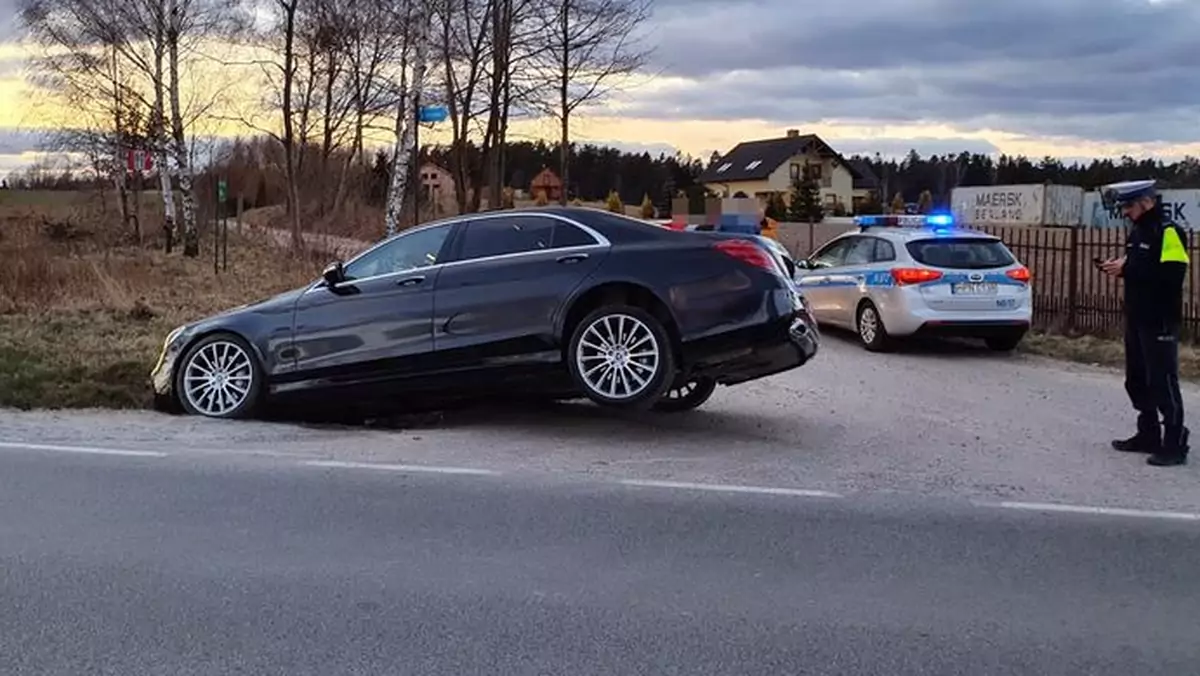 Kierowca Mercedesa Klasy S wpadł do rowu i uciekł z miejsca zdarzenia