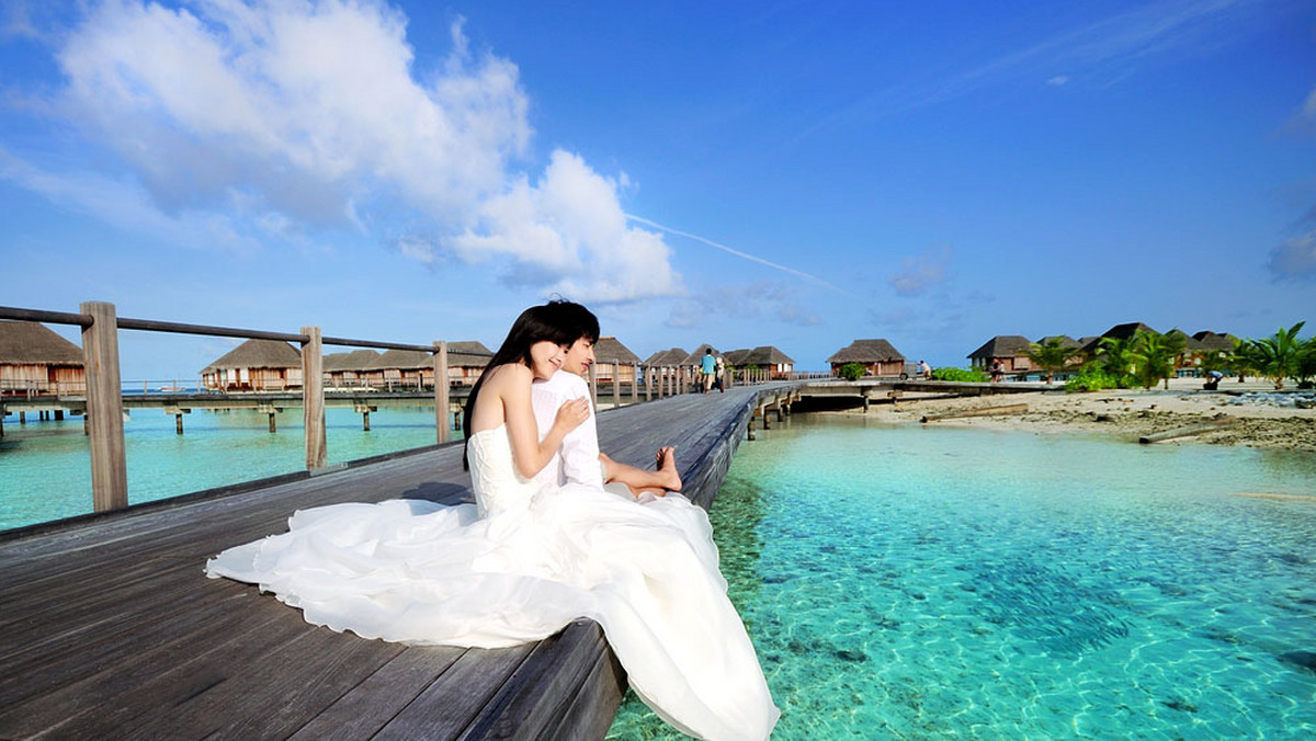 Serwis ulookubook.com, pozwalający m.in. na wyszukiwanie promocyjnych przelotów, tańszych ofert hotelowych i budżetowych wakacji, przepytał ponad tysiąc tegorocznych nowożeńców na temat ich podróży poślubnych. Z badania wynika, że najpopularniejszą destynacją dla nowożeńców jest Cypr.