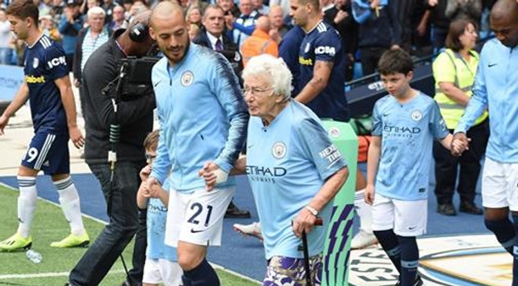 David Silva és 102 éves játékoskísérője.