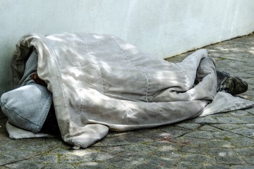 Ha segítségre szoruló embert lát az utcán ezt a számot hívhatja a nap 24 órájában