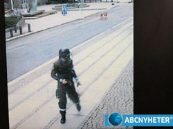 Nikt nie zatrzymał człowieka z bronią. Szokujące zdjęcia w mediach