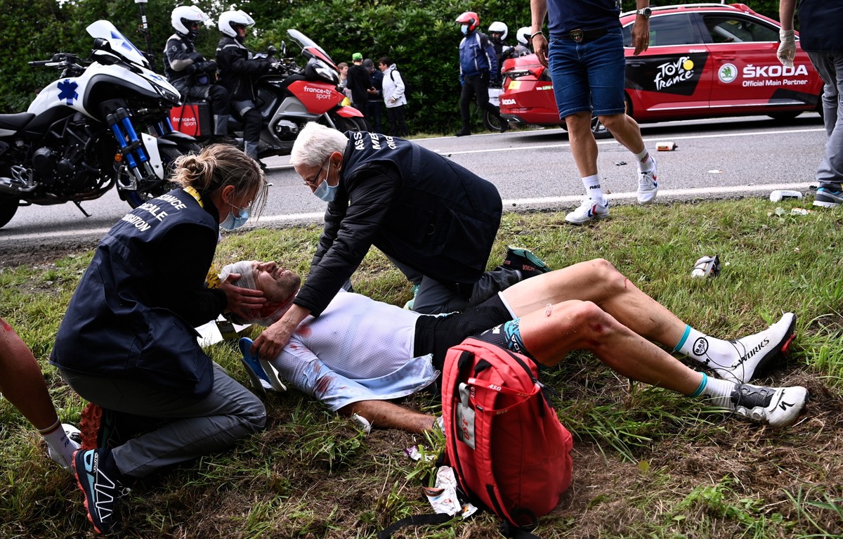 Opatrywany kolarz podczas pierwszego etapu Tour de France