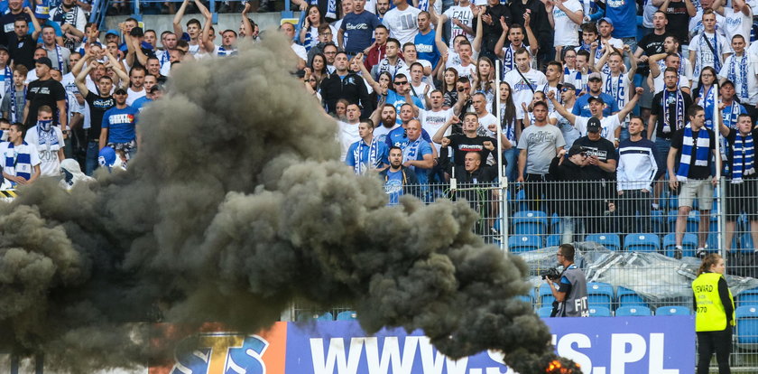 Premier komentuje przerwany mecz w Poznaniu. Mówi o "stadionowych chuliganach"