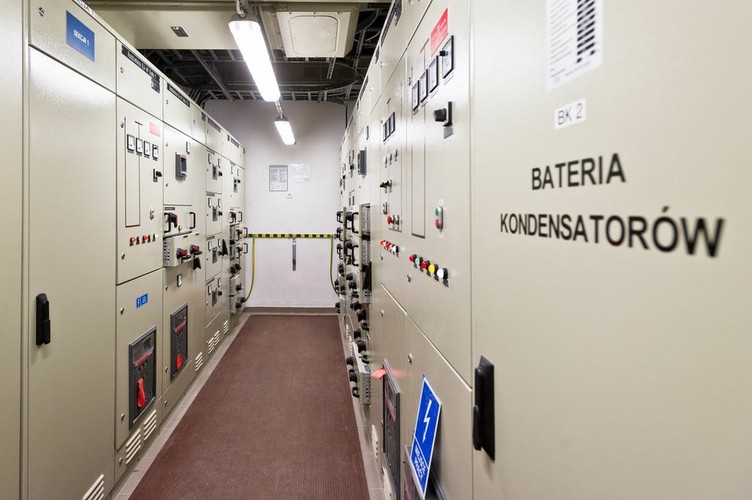 Nowy sprzęt został już podłączony i skonfigurowany. Obecnie trwają testy wydajności obliczeniowej nowej instalacji klastra. Do ich przeprowadzania wykorzystywane są kompilator Intel Cluster Studio, biblioteki MKL i najbardziej standardowy w środowisku  HPC benchmark HP Linpack.