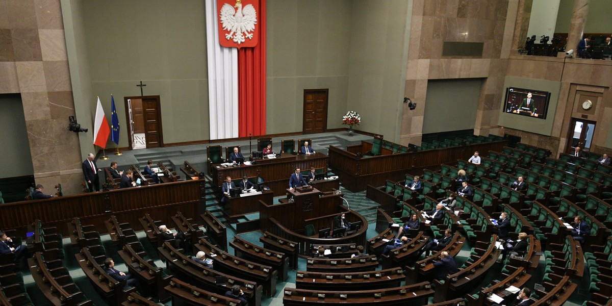 Posłowie liczą na wzrost ryczałtu na utrzymanie biur. Zależy im na waloryzacji, bo wszystko drożeje, w górę poszła też pensja minimalna.