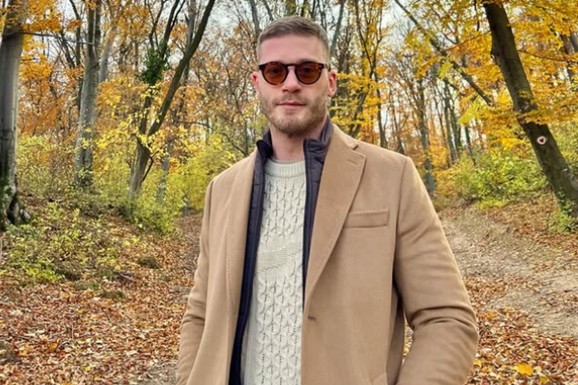 "HVALA ŠTO PRATITE JAVNO IZNOŠENJE MOJE DIJAGNOZE" Aleksandar Radojičić u blatnjavim gumenim čizmama, a tek da vidite šta nosi ispod (VIDEO)