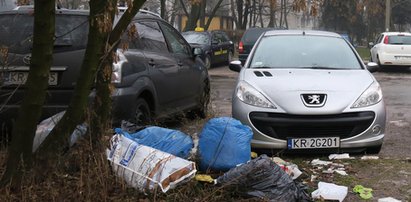 Kto podrzuca śmieci na parkingu?