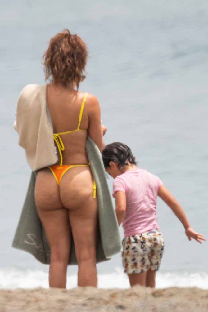 Eva Longroija na plaži sa sinom 
