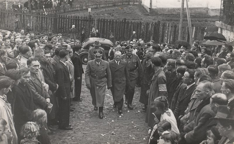 Starosta Hofstetter z gubernatorem Hansem Frankiem wchodzą do cerkwi greckokatolickiej w Sanoku, witani przez ochotników do SS-Galizien. Fot. Muzeum Historyczne Sanok