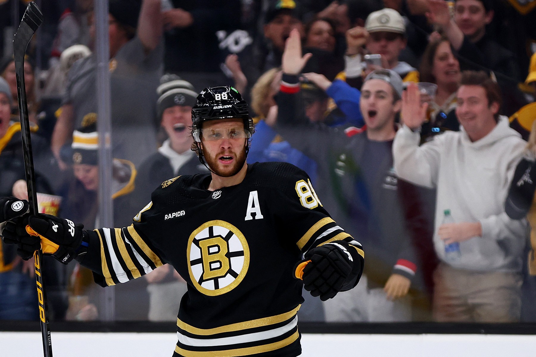 Český hokejista David Pastrňák v drese Bostonu Bruins.