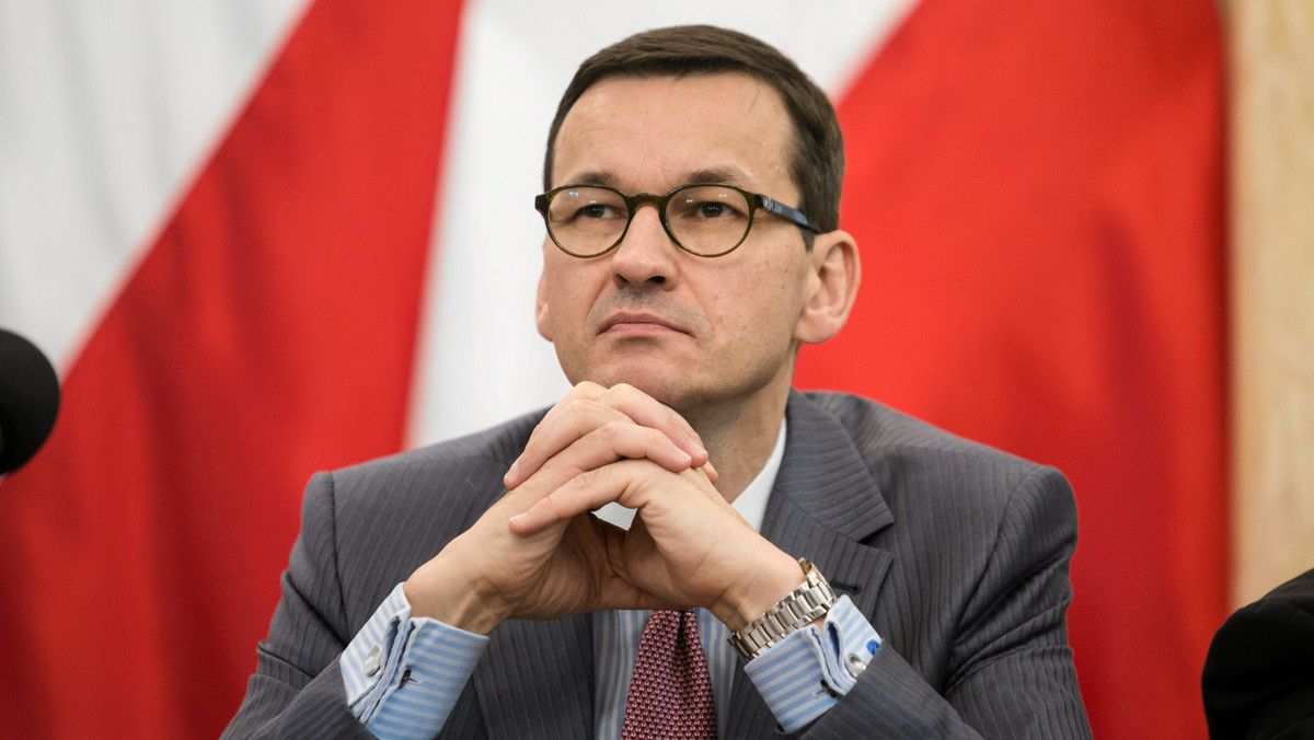 Mateusz Morawiecki zostanie nowym premierem. Premier Beata Szydło złożyła dymisję. - Chcemy, by Beata Szydło pełniła ważną funkcję w rządzie - powiedziała dziennikarzom Beata Mazurek. Wiceszef MSZ potwierdził wcześniejszą informację PAP, że Szydło ofiarowano stanowisko wicepremiera. Według informacji Onetu, przyjęła propozycję. Reszta zmian w rządzie nastąpi w styczniu.