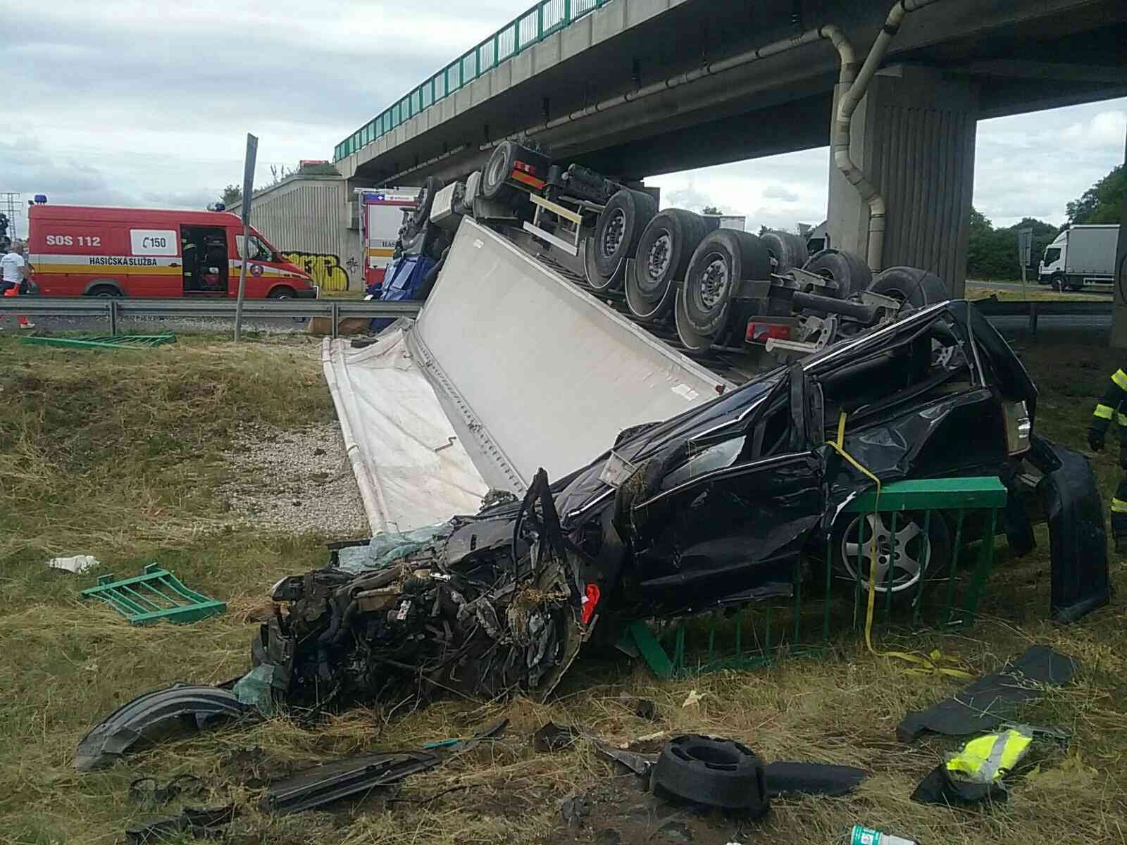 Nehodu neprežili dve osoby