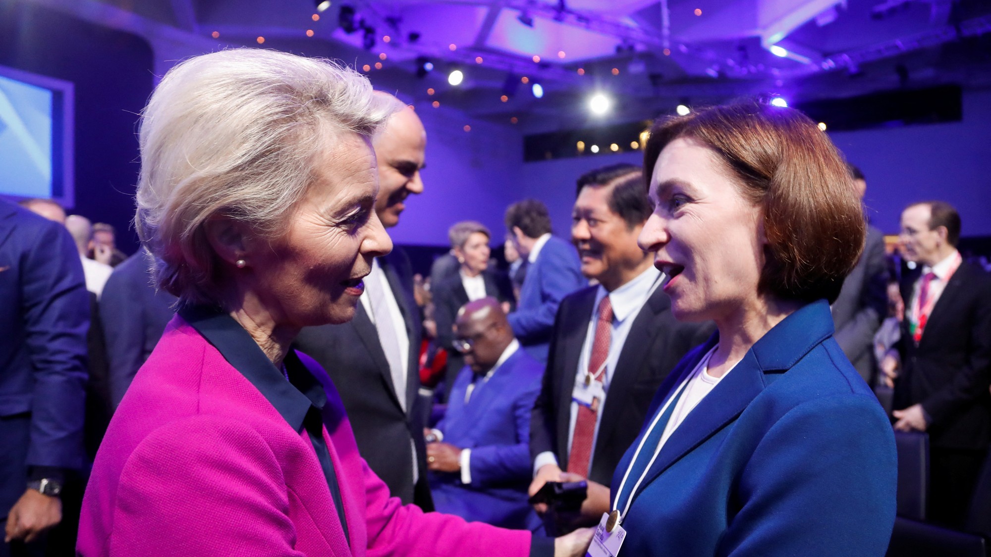 Na archívnej snímke predsedníčka Európskej komisie Ursula von der Leyenová a moldavská prezidentka Maia Sanduová
