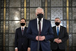 Gowin o walce z koronawirusem: Działamy metodą młota i tańca