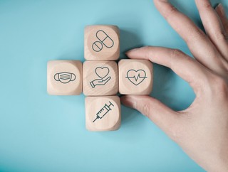 Czy wydatki na polisę ubezpieczeniową dla syna, który jest pracownikiem firmy można zaliczyć do kosztów uzyskania przychodów?