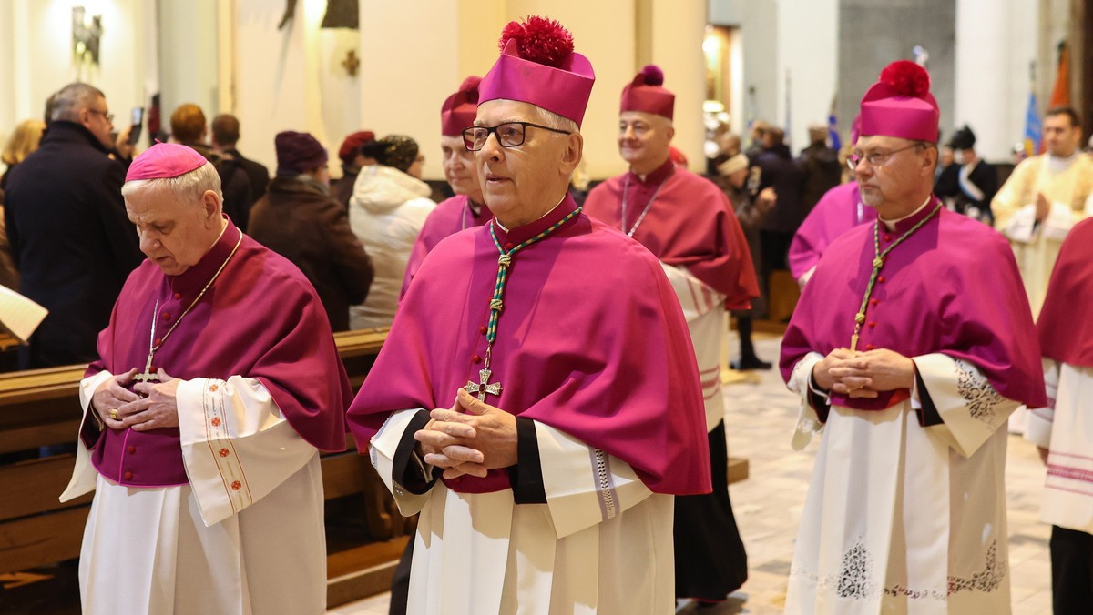 Arcybiskup Wiktor Skworc, oskarżany o tuszowanie przestępstw księży pedofilów, nadal pracuje w episkopacie, co wynika z zaskakującego tłumaczenia [Źródło: PAP]