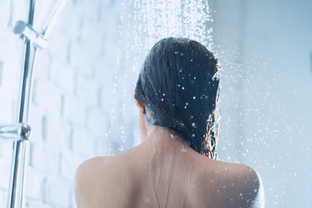 Prysznic dłuższy niż 5 minut może spowodować u Kym poważny stan zagrażający życiu