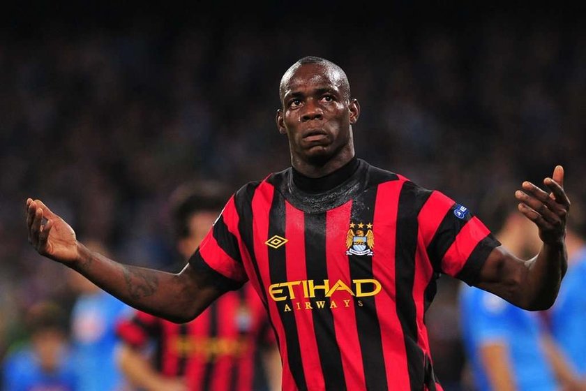 Mario Balotelli przegrał w rzutki 50 funtów