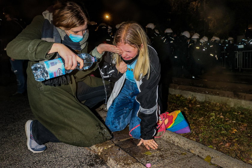 Trybunał Konstytucyjny zaostrzył prawo aborcyjne. Protesty pod siedzibą PiS