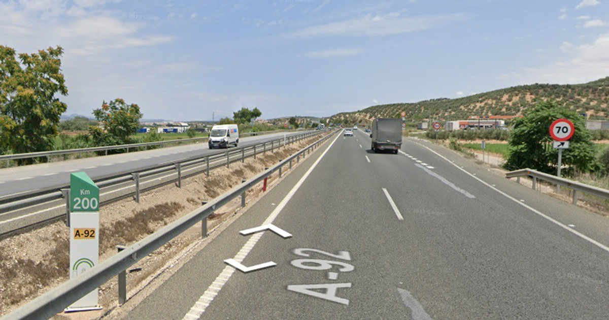 Un conductor muere en Granada tras un vuelco total